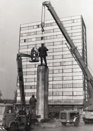 V. I. Lenin v roce 1990 opouští náměstí v Mladé Boleslavi. Zdroj: Petr Kadaník